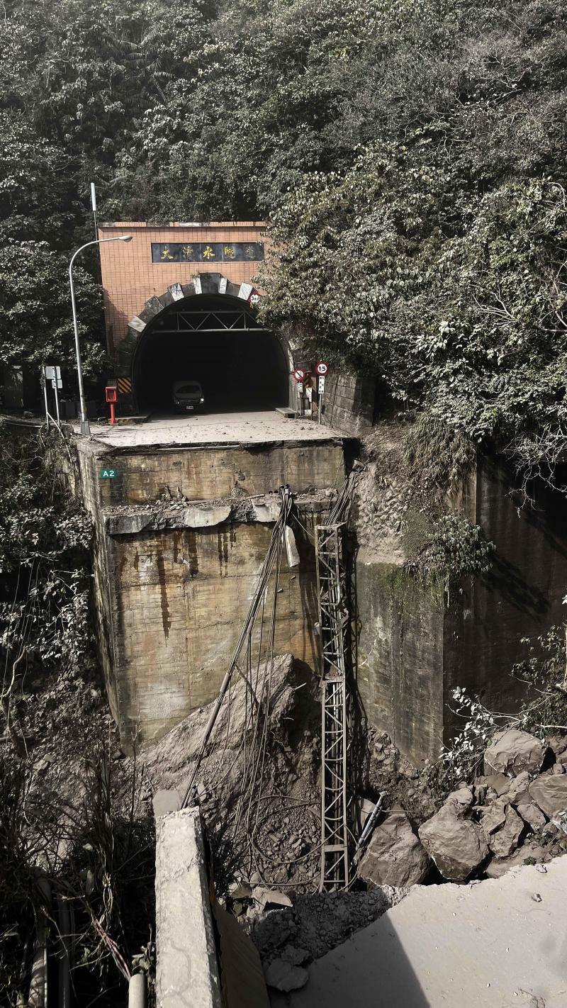 花莲县苏花公路柔肠寸断,大清水隧道口整片严重塌陷,完全无法通行。 (香港中通社)