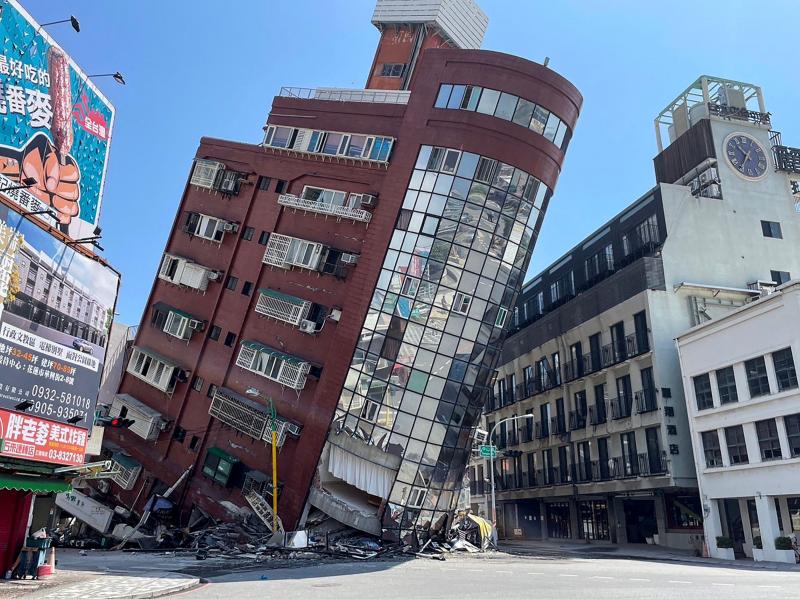 台湾花莲发生大地震后,当地一座坍塌的建筑。(法新社)
