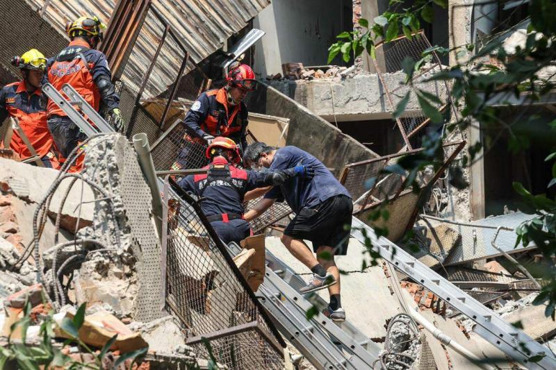 台湾花莲发生大地震,全台震感强烈,新北市急救人员正在尝试从一栋崩塌建筑物中就出一名幸存者。(法新社)
