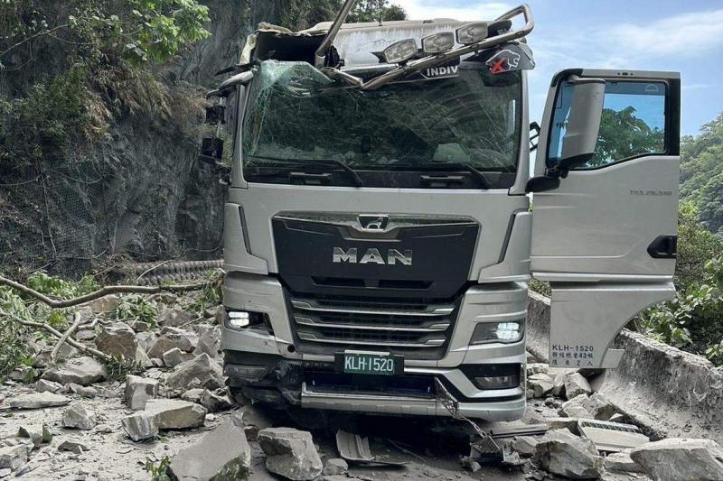 花莲大清水隧道口整片严重塌陷,完全无法通行,地震当下巨型落石砸下,其中一辆卡车的驾驶被巨石砸中,当场惨死。 (香港中通社)