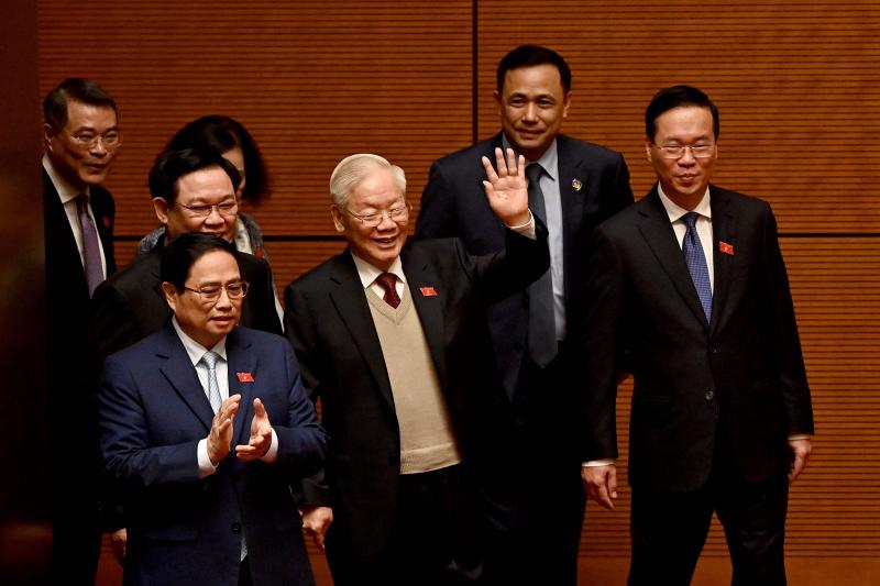 越南总理范明政(前排左起)、越共中央总书记阮富仲和时任国家主席武文赏出席今年1月15日的国会会议。阮富仲2021年打破党章,第三次当选总书记后,他无疑是越南政坛大权在握的领导人。(法新社)