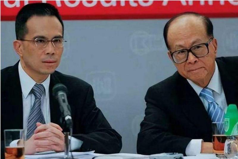 李嘉诚(右)和他的长子李泽钜。李嘉诚在2018年5月正式退休后,便将企业交到李泽钜手上。(互联网)
