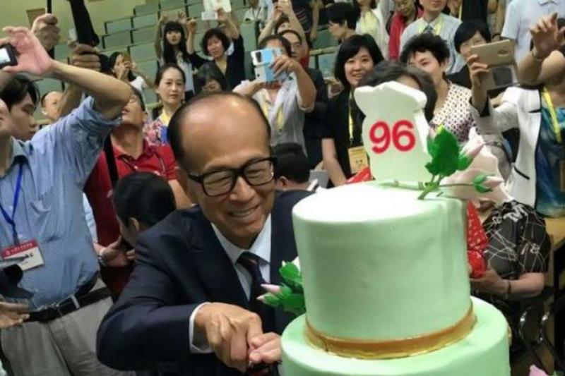 去年7月29日晚,和记黄埔(广州办事处)官博在某短视频平台更新一则动态,附文称“今天7月29号,系董事长李嘉诚的96岁生日,众人见证切(蛋)糕一刻”。(互联网)