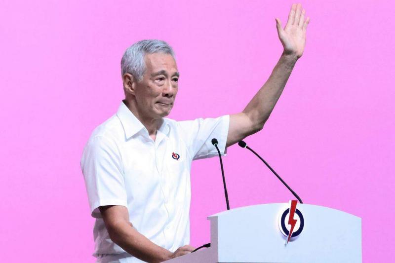2023年11月5日,李显龙在行动党大会上,以党秘书长的身份致辞时,回首过往几十年如一日为国家为人民服务,不禁流下激动的泪水,一度哽咽说不出话。(每日新闻)