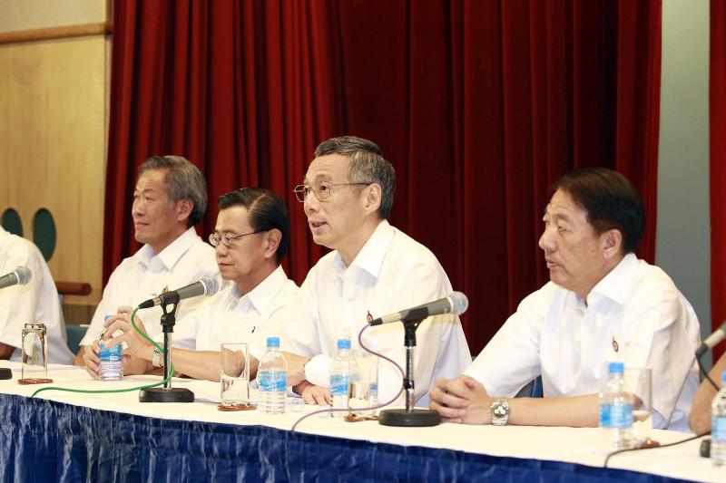 2011年大选结束,5月8日凌晨3时20分,李显龙(右二)在财务大厦礼堂召开记者会。出席者包括时任副总理兼国防部长张志贤(右起)、副总理兼国家安全统筹部长黄根成,以及教育部长兼国防部第二部长黄永宏。(档案照片)