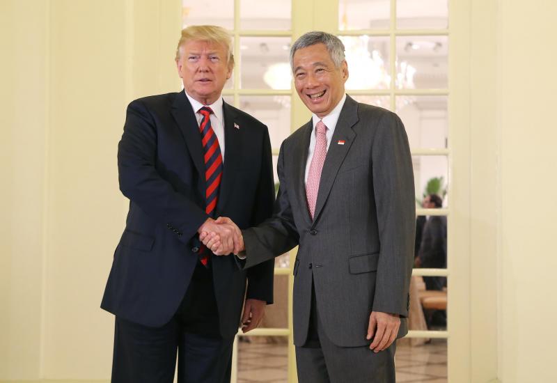 2018年6月11日,李显龙(右)和到访新加坡的时任美国总统特朗普(左)在总统府举行双边会谈。(档案照片)