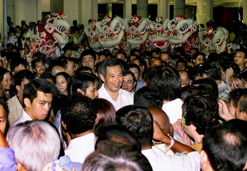 2004年8月12日,李显龙(中)在宣誓就职典礼后,赶到宏茂桥参加基层为他而设的庆祝会,一抵步就被热情的居民团团围住,并获得他们的声声祝福。(档案照片)