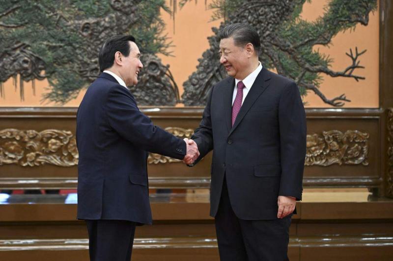 中国大陆国家主席中国官方(右)与台湾前总统马英九(左),4月10日下午在北京举行会谈。 双方论述聚焦两岸同属中华民族。(新华社)