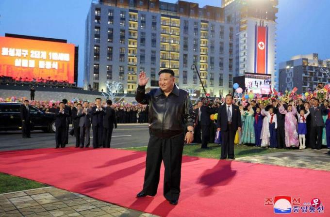 不再依赖前领导人 金正恩决定独自建立受爱戴形象