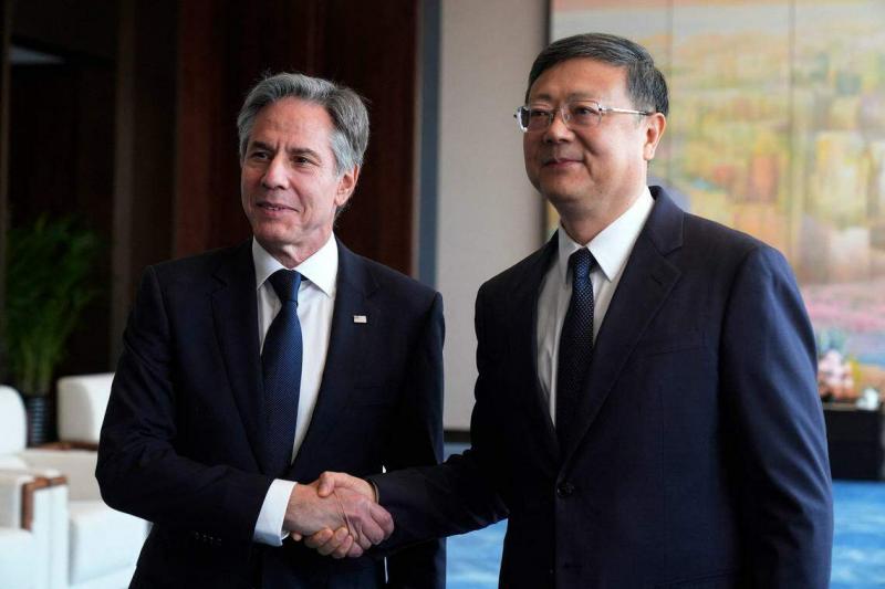 美国国务卿布林肯(左)星期四上午与中共上海市委书记陈吉宁(右)会面。(法新社)