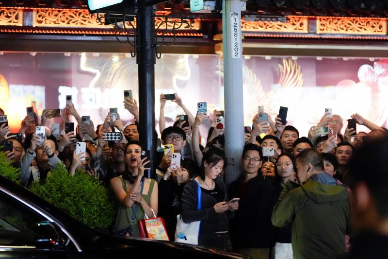 布林肯4月24日到访上海豫园时,吸引了不少当地民众驻足拍照。(路透社)