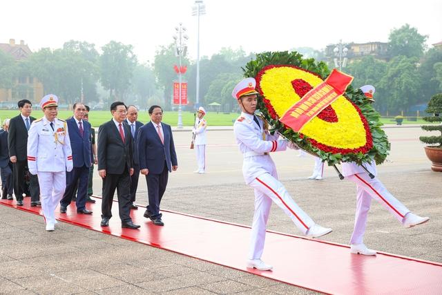 4月26日,国会主席王廷惠(前排左)、总理范明政(前排右)、前国家主席阮春福(后排右)等官员到河内的胡志明陵墓敬献花圈。(取自越南政府新闻网)