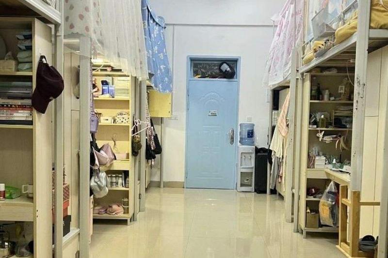 中国多数高校的学生宿舍是“上床下桌”的格局,很多学生会选择在床上挂上床帘,形成自己的隐私空间。图为一间学生宿舍,床上都挂上了床帘。(互联网)