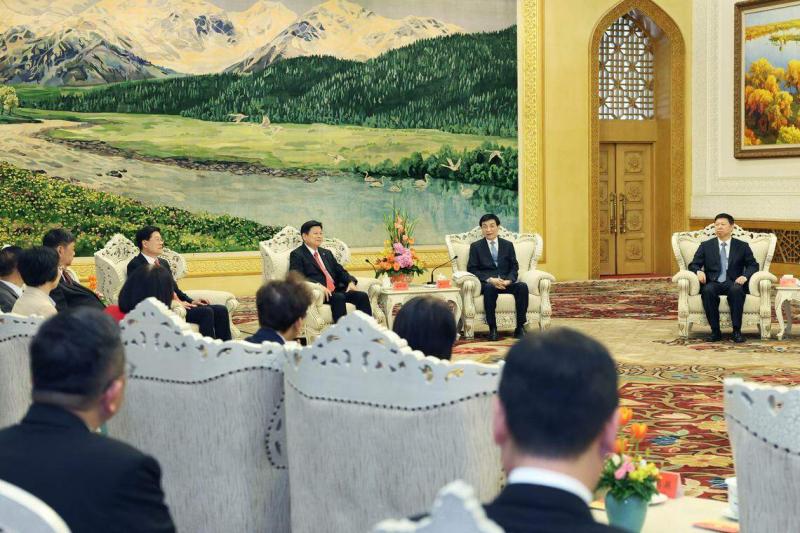 王沪宁(右二)4月27日在北京与傅崐萁(右三)会面后,大陆官方随后宣布,重启福建居民到马祖观光、北京和上海等20个城市可在网上申办补发赴台“入台证”,并恢复开放台湾文旦柚进口等。图为王沪宁与傅崐萁一行在人民大会堂新疆厅会面。(新华社)