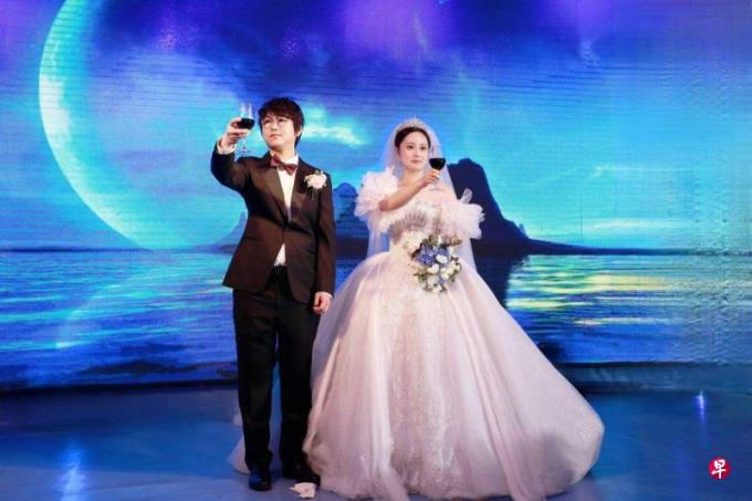 特稿:化繁为简 中国年轻人流行“三无”婚礼