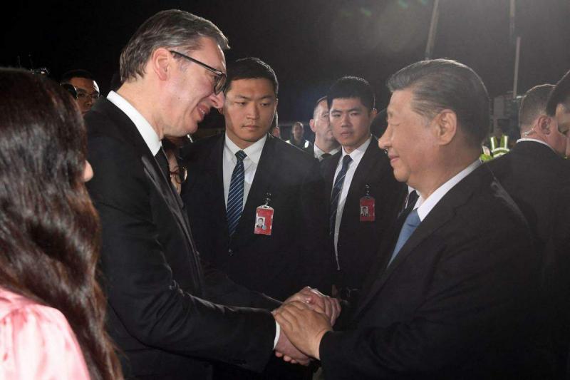 塞尔维亚总统武契奇(左二)星期二晚在尼古拉·特斯拉国际机场迎接到访的中国国家主席习近平,两人在会面时握手示意。(法新社)