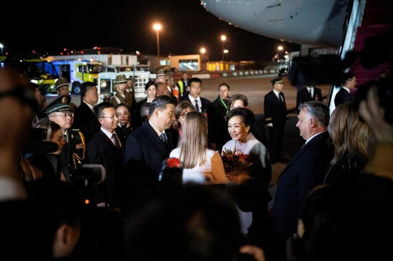 匈牙利总理欧尔班夫妇到机场迎接习近平及夫人彭丽媛(右三)来访,欧尔班还向彭丽媛献花。(路透社)