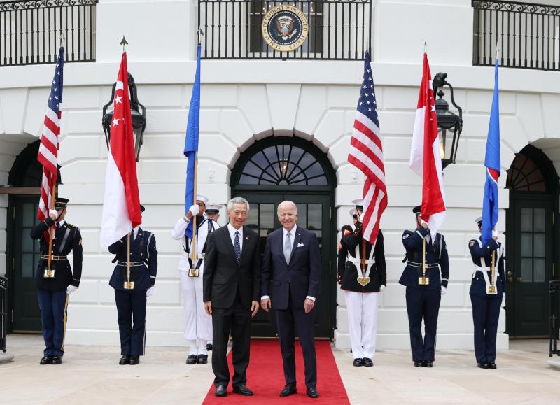 美国总统拜登(右)2022年5月12日在白宫南骑楼,迎接到访的新加坡总理李显龙。(档案照片)