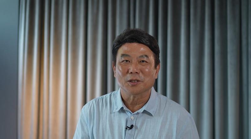 导演兼制片人梁志强制作多部电影,反映新加坡社会现象。新加坡总理李显龙曾在国庆群众大会上多次提及他的作品。(视频截图)