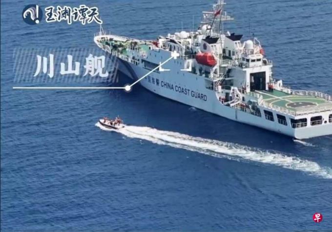 中国海警船在黄岩岛海域进行常态化训练