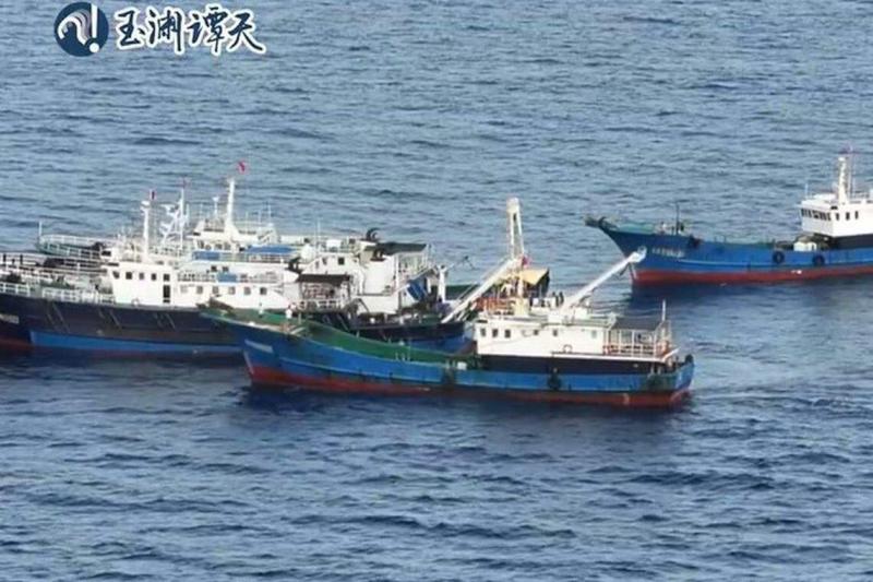 有多艘中国渔船在黄岩岛海域作业。(截取玉渊潭天微博发布的视频)