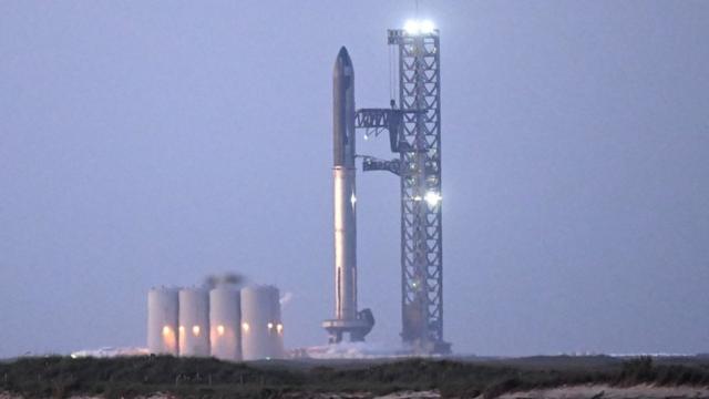2023年4月17日,德克萨斯州南帕德里岛上的SpaceX星舰火箭站在博卡奇卡的发射台上