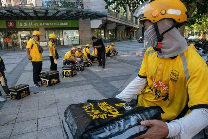 业内人士分析,互联网公司前期处于扩张时期,都在忙着烧钱抢市场,没有来得及制定一个清晰的内部规则。(彭博社)