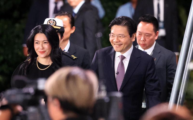 黄循财总理(右二)及夫人吕子蕊(左一)在宣誓就职仪式前,一起步入总统府的会场。(何家俊摄)