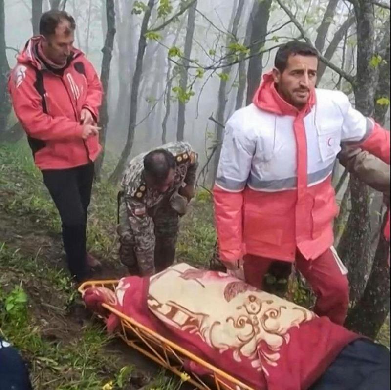救援人员在事故现场寻获遇难者遗体。据了解,事发地的天气非常寒冷、多雨、多雾,雨水也正在凝结成雪。(法新社)