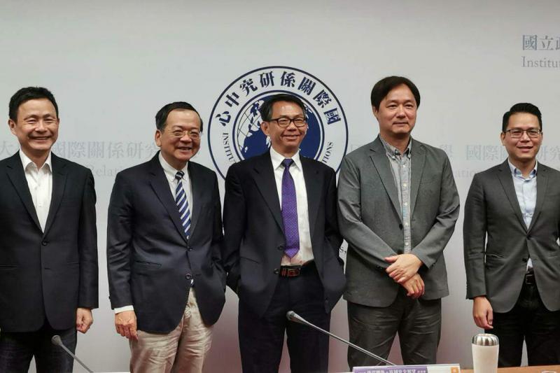 出席5月21日台湾政治大学国关中心“520后两岸关系与区域安全展望”座谈会的学者,左起为马振坤、政大国关中心研究员陈德升、政大国关中心主任寇建文、身兼国关中心副主任的王信贤和助理研究员曾伟峰。(温伟中摄)