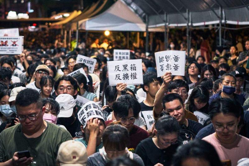 大批绿营支持者5月21日在立法院外集结,声援立法院内民进党立委反对在野党联手修法的行动。(彭博社)