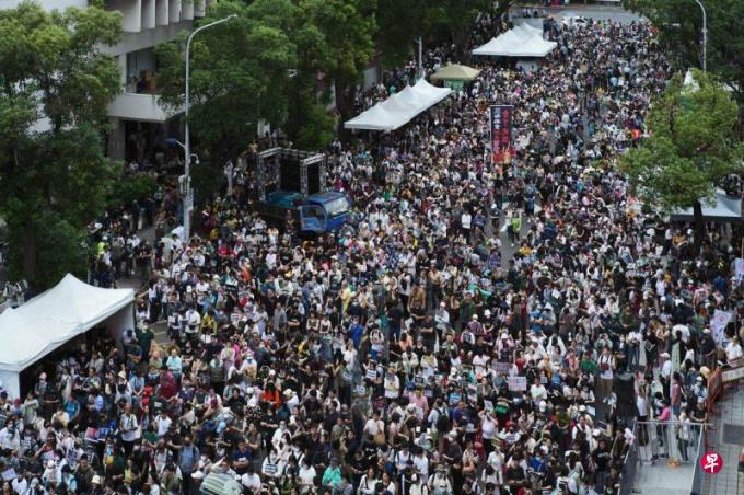 逾万人聚集台立法院外示威抗议 阻止改革法案三读通过
