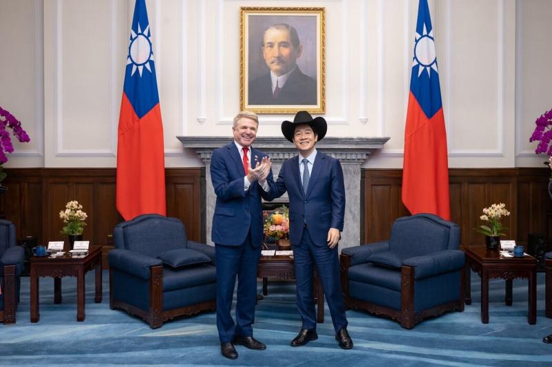 周一,台湾赖清德(右)在台北与得克萨斯州共和党众议员迈克尔·麦考尔合影。