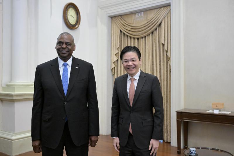 新加坡总理黄循财(右)会见美国防长奥斯汀时,强调新加坡支持美国在本区域活动。(海峡时报)
