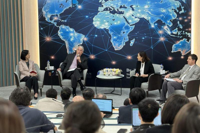 台湾亚太坚韧研究基金会星期四(6月6日)邀请美国国家情报委员会前主席冯稼时(Thomas Fingar),在台湾政治大学举办专题演讲。台上左起为政大社会科学院院长杨婉莹、冯稼时、台湾亚坚会董事长林夏如和美国弗吉尼亚大学公共政策学院教授何汉理。 (缪宗翰摄)