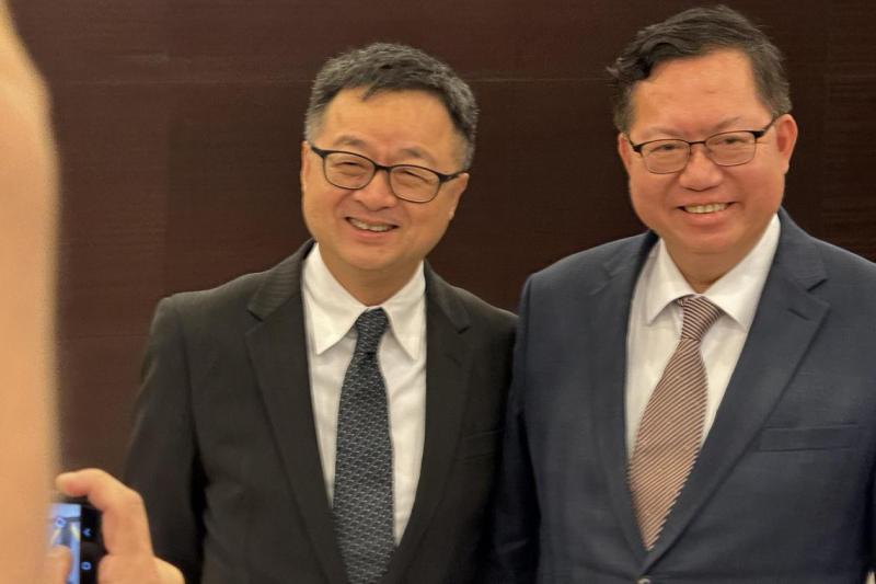 海峡交流基金会6月7日下午举行董监事会,通过新任董事长郑文灿(右)、副董事长兼秘书长罗文嘉(左)人事案。图为两人进入会议前在场外合影。(缪宗翰摄)