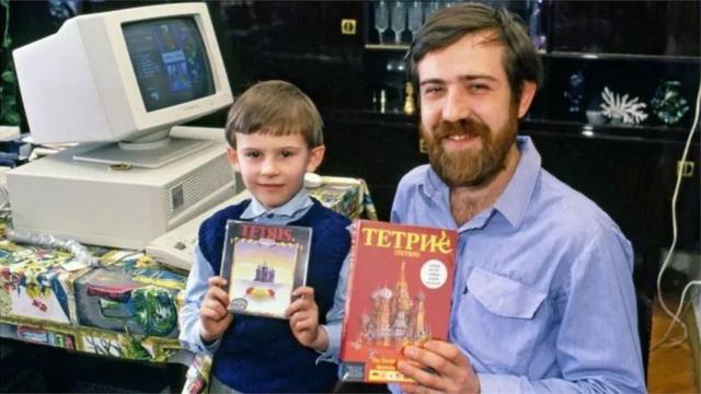 当阿列克谢·帕吉特诺夫发明俄罗斯方块(Tetris)时,他年仅29岁,还得等上几年才能开始从中赚钱。图为1989年帕吉特诺夫与他的儿子。