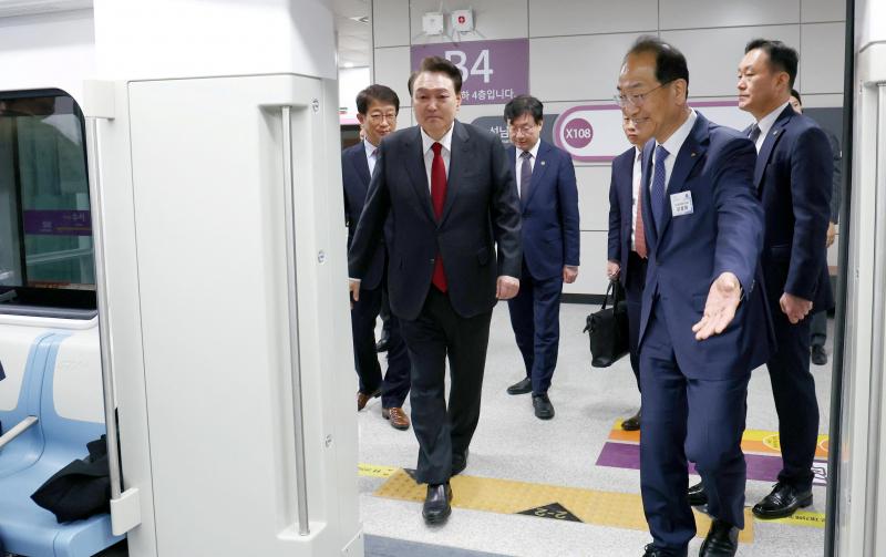 韩国总统尹锡悦3月29日在韩国首都圈快铁GTX-A发表讲话后,亲自试乘新路线。这条新快铁减少了首尔市中心与郊区之间的往返时间,当地官员希望这能让住在城郊地区的年轻人有更多时间陪伴家人,并考虑生育。(路透社)