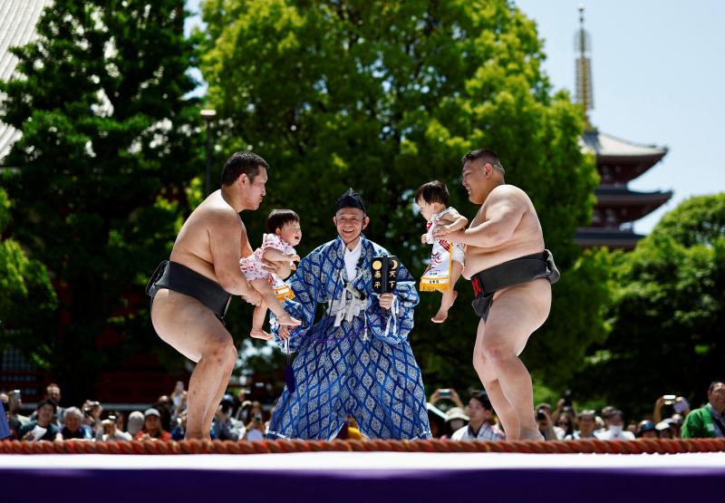 东京浅草寺4月28日举行一年一度的“哭泣相扑”比赛。两名相扑运动员各抱一个婴儿,裁判会做鬼脸并发出很大的声音以把宝宝吓哭,哭声最响亮的婴儿就是赢家。据信婴儿的哭声能驱邪,而活动旨在为婴儿祈福,让宝宝健康成长。(路透社)