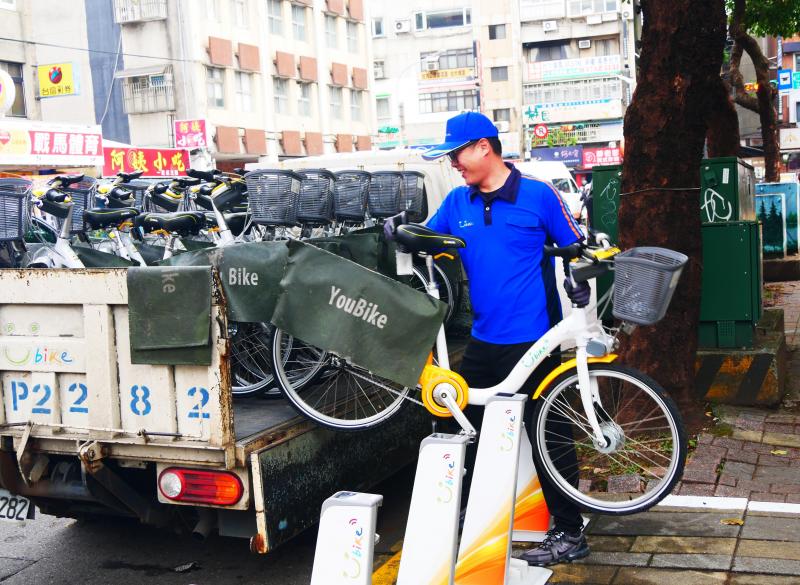 YouBike目前在全台12县市提供9万6000辆公共脚踏车,1619人提供幕后支援,包括清洁、泵气、维修和调度。(微笑单车提供)