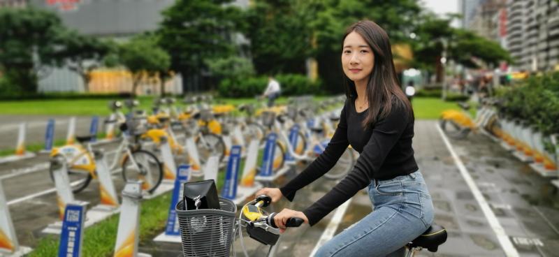 理财规划师林妗倪每周四五次骑YouBike下班回家,因为沿途都有脚踏车道,她全程半小时都很安心。(温伟中摄)