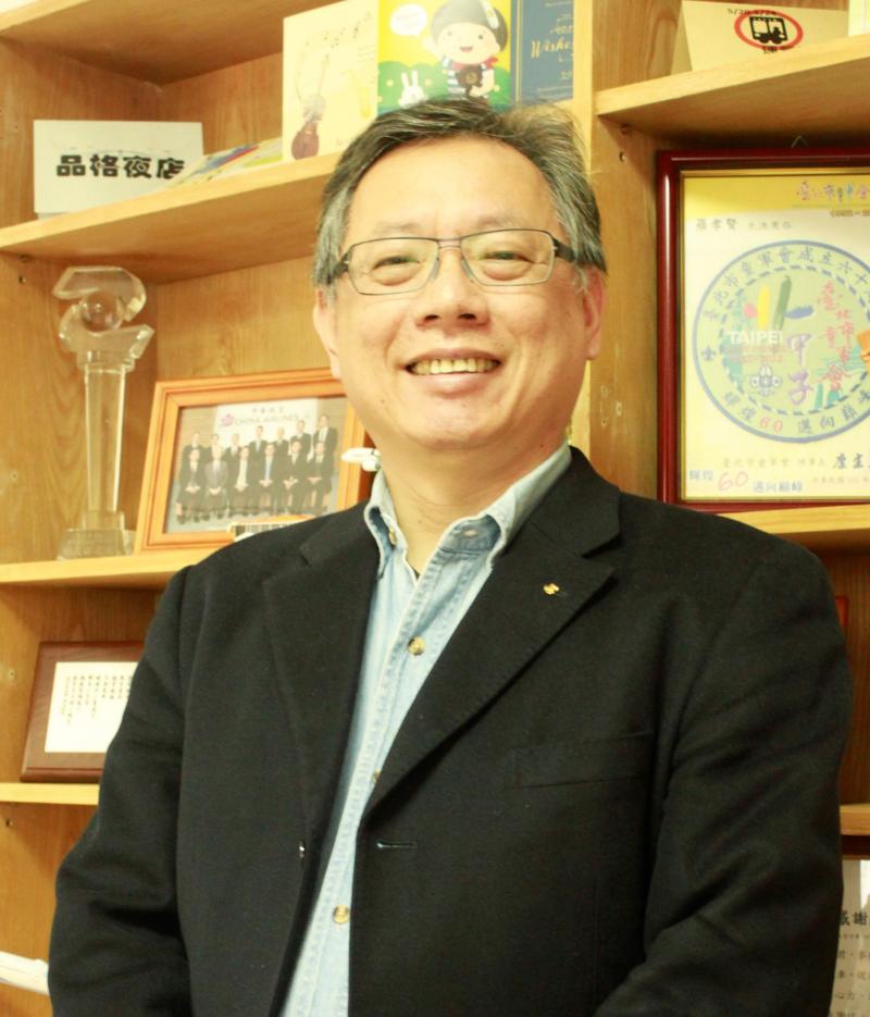 台湾淡江大学运输管理学系教授罗孝贤说,公务员如果撑不下去,造福民众的事业就不会成功,“所以要任劳任怨任谤”。(受访者提供)