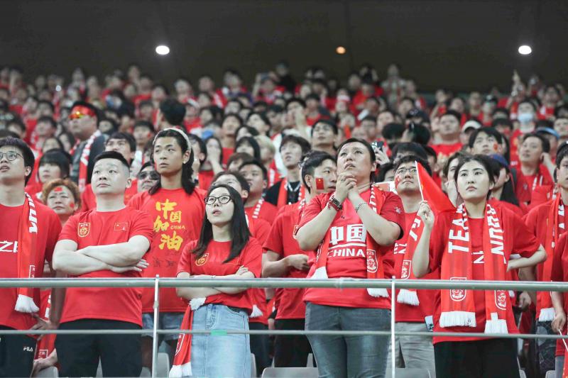 6月11日,在韩国首尔举行的2026年国际足联世界杯亚洲区预选赛36强赛C组比赛中,中国队客场零比一不敌韩国队。图为中国队球迷为球队加油。(新华社)