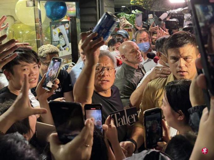 黄仁勋访台掀AI旋风 分析:台湾面临无可避免的产业倾斜