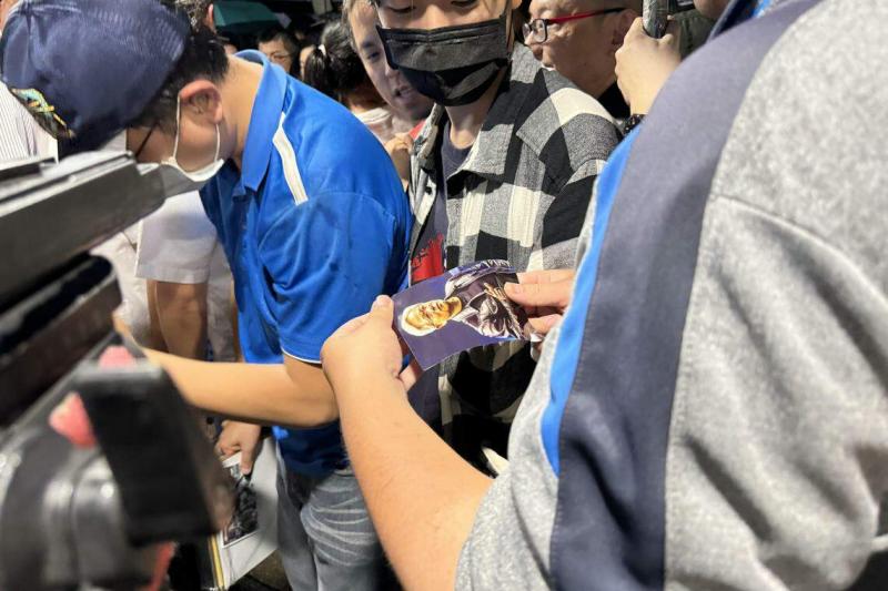 英伟达执行长黄仁勋5月下旬起访问台湾两星期, 所到之处充满热情粉丝索要签名、合照。 图为台湾代工大厂广达集团创办人林百里6月5日晚间在台北宴请黄仁勋时,民众拿着黄仁勋照片,等待黄仁勋签名。 (缪宗翰摄)