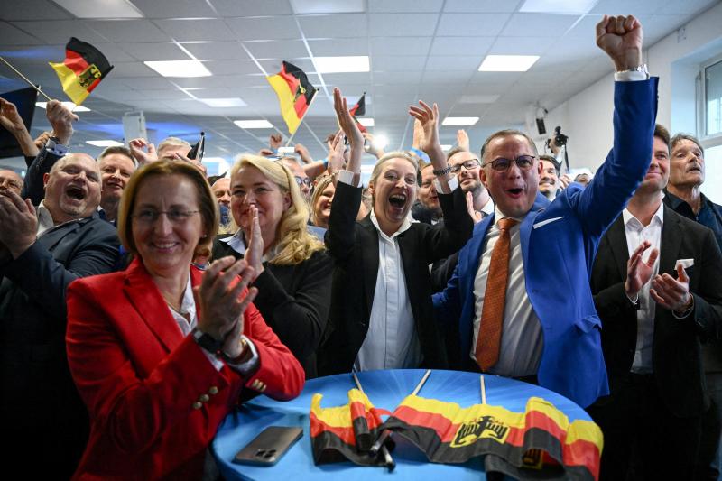 德国极右翼政党另类选择党(AfD)在欧洲议会选举中大有斩获,图为另类选择党党员6月9日在欧洲议会选举结果出炉后齐声欢呼。(路透社)