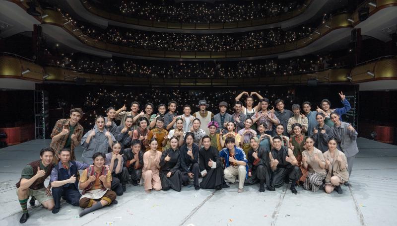 《咏春》去年10月1日在新加坡滨海艺术中心演出结束后与观众合影。(深圳市文化广电旅游体育局提供)