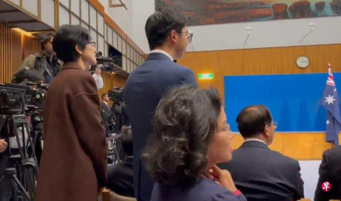 澳籍记者成蕾在中澳发布会上疑被中方人员阻挡