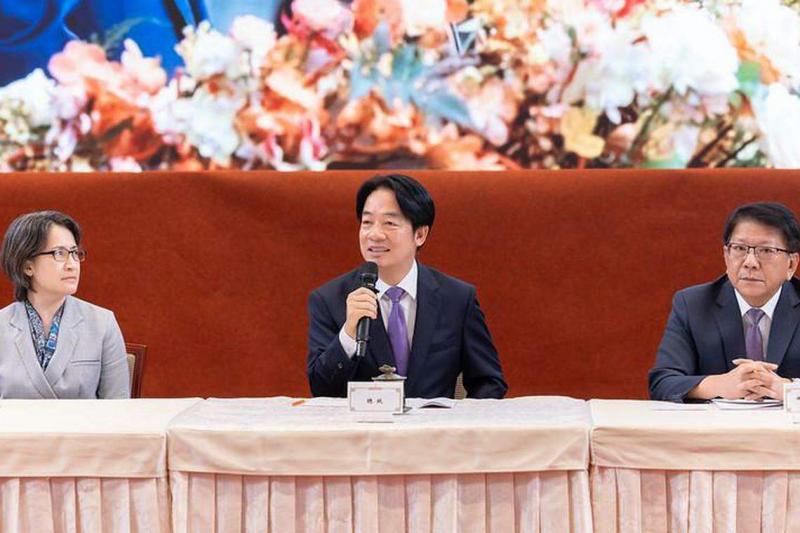台湾赖清德(中)在总统府的就职满月记者会中强调,台湾人民热爱和平、与人为善,但必须通过备战以避战,才能达致和平。副总统萧美琴(左)和总统府秘书长潘孟安(右)也出席记者会。(台湾府提供)