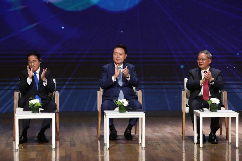 (左起)日本首相岸田文雄、韩国总统尹锡悦和中国总理李强5月27日在首尔出席韩国工商会的商业峰会(法新社)
